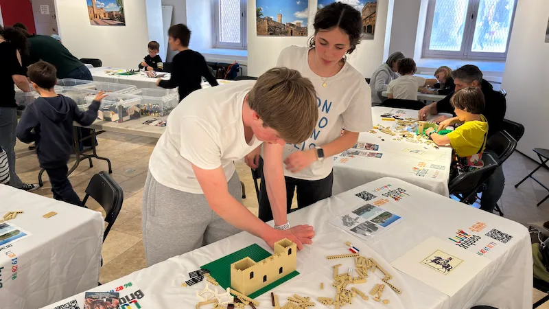 Animation événementiel LEGO® pour une collectivité des Bouches-du-Rhône, avec des familles construisant ensemble