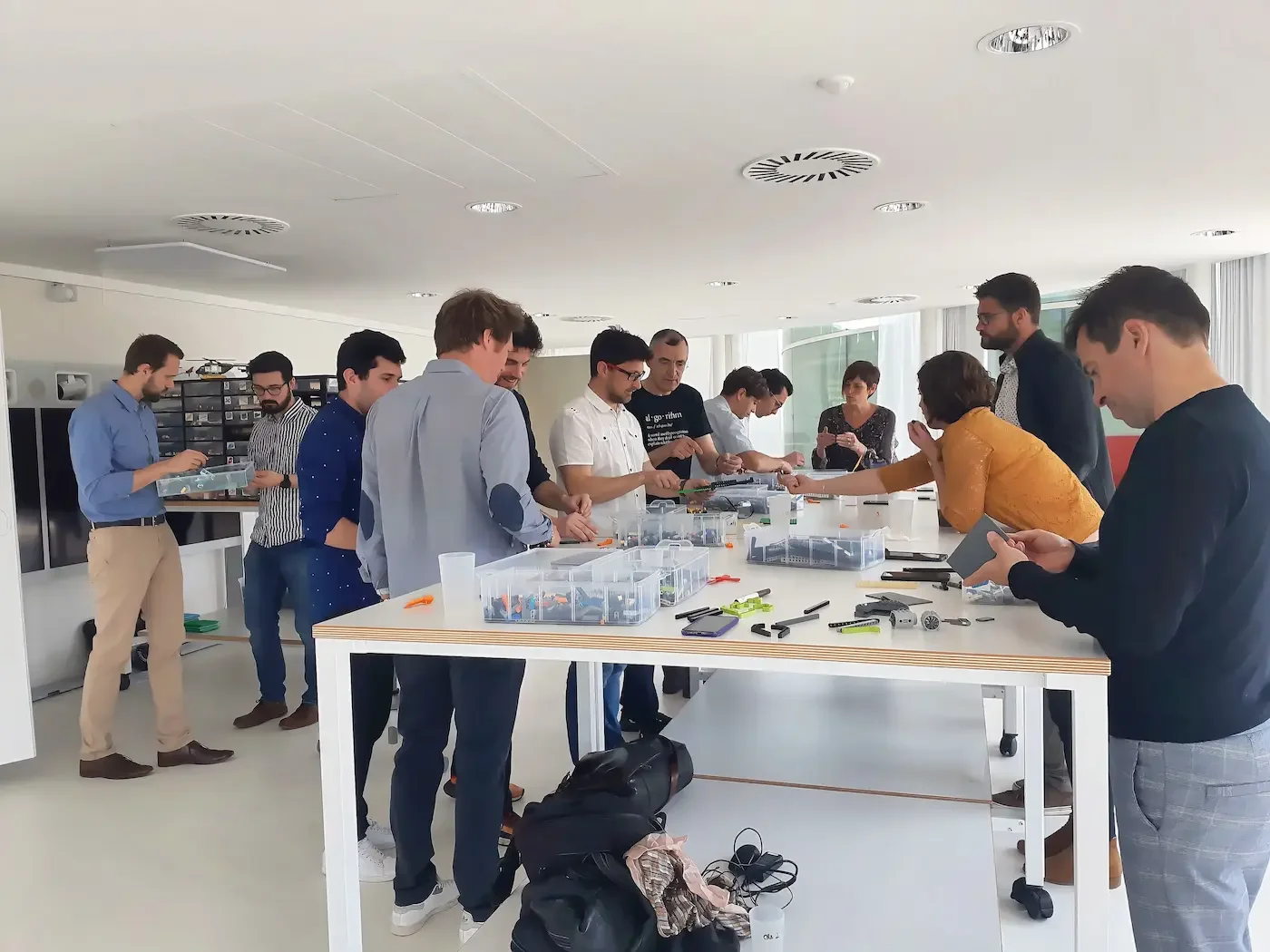 Séminaires 1 20/10/2026 Activité séminaire : une équipe de collaborateurs construit en briques LEGO® autour d'un îlot de tables, dans une salle lumineuse