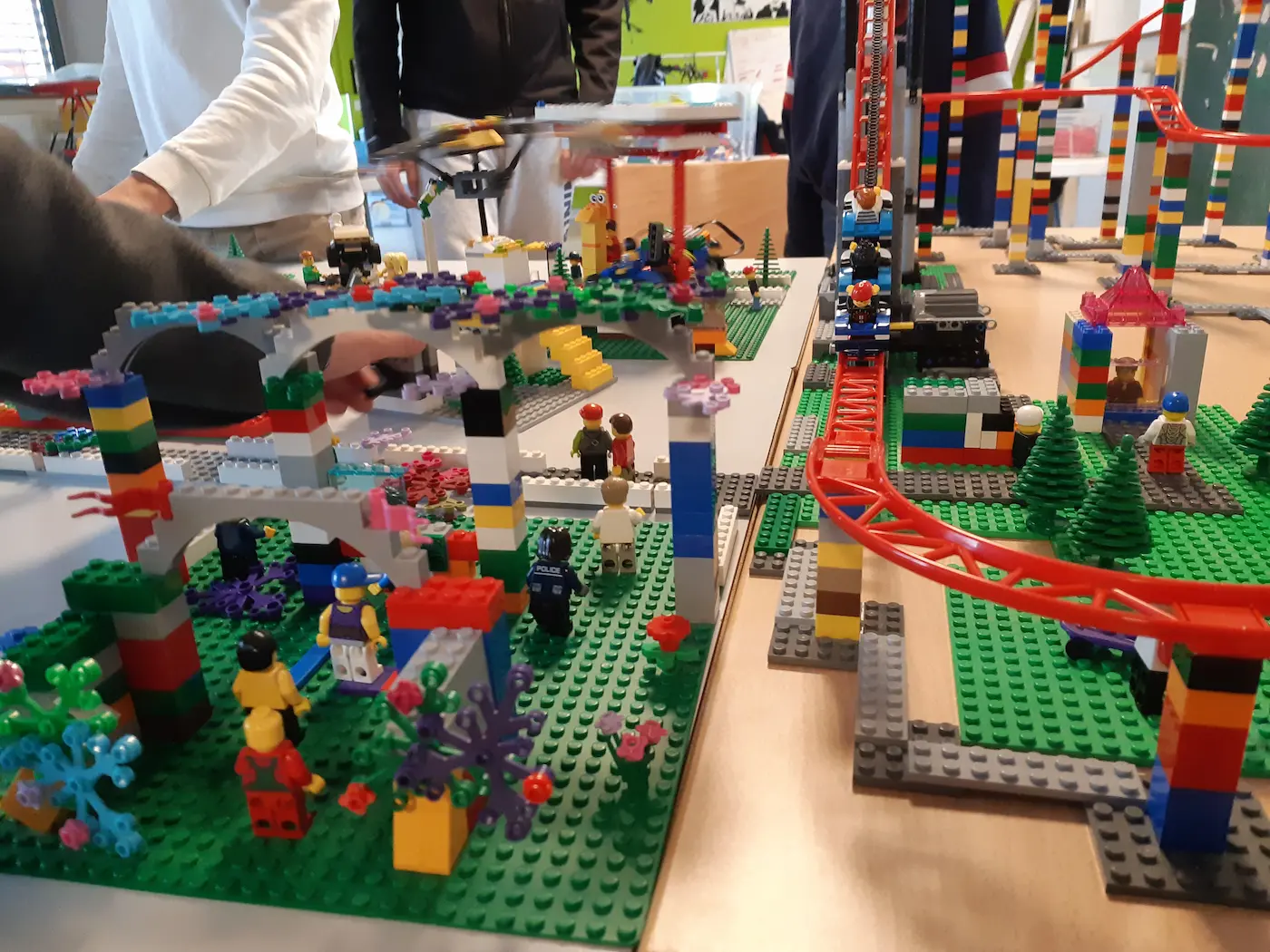 Centres de loisirs 6 21/10/2026 Animation centre aéré à Grans : parc d'attractions en briques LEGO® avec pont, montagnes russes et minifigurines