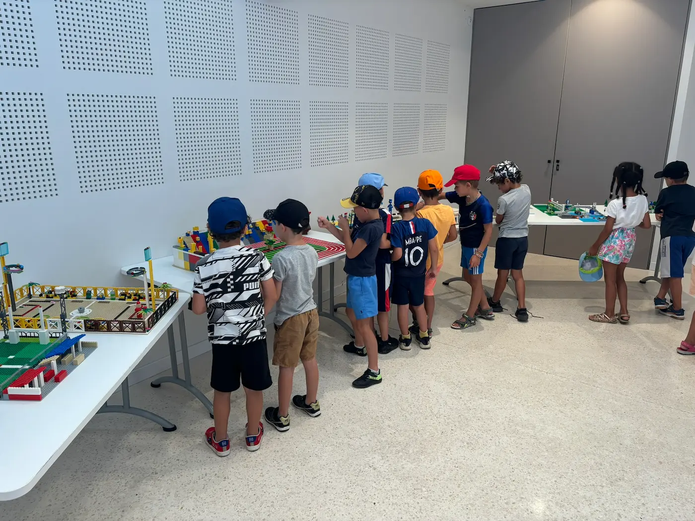 Centres de loisirs 5 21/10/2026 Animation centre de loisirs à Fos-sur-Mer : des enfants en file devant les maquettes des Jeux olympiques construites en briques LEGO®