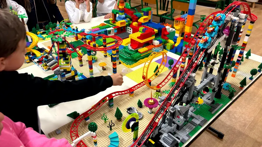 Parc d'attractions géant avec montagnes russes, construit en briques LEGO® par des enfants d'un centre de loisirs à Eygalières