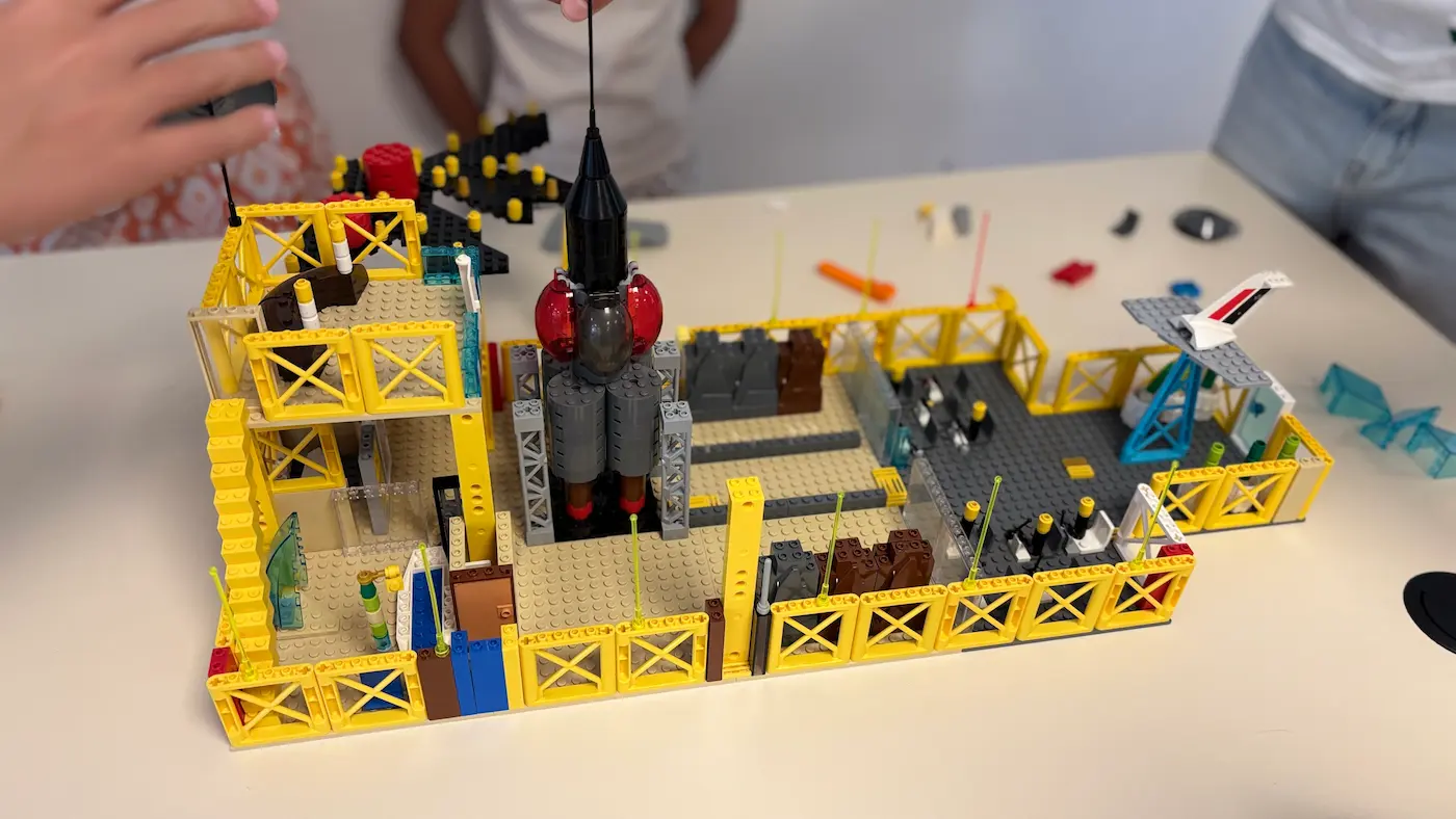 Sous-Hub écoles 2 21/10/2026 Animation école : base de lancement de fusée construite en briques LEGO® par une équipe d'élèves lors d'un défi par équipes