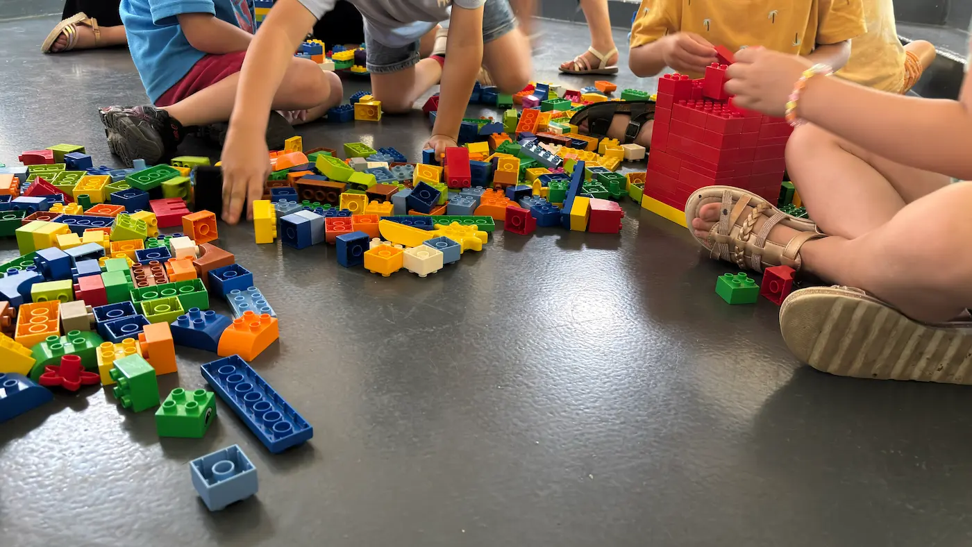 Sous-Hub écoles 7 21/10/2026 Animation école en maternelle : des enfants construisent ensemble avec des briques DUPLO® assis sur le sol de la classe