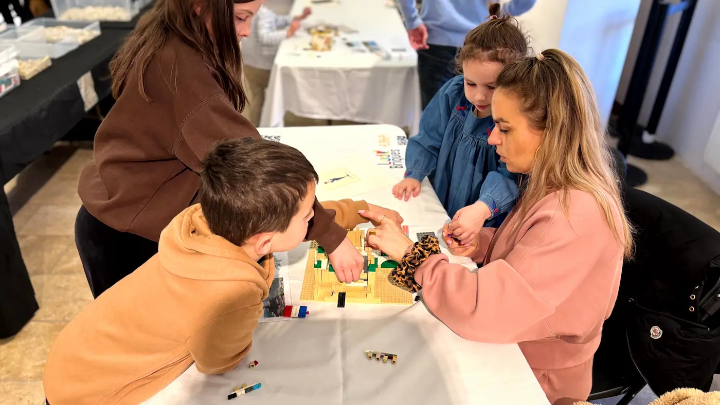 Hub collectivités 8 20/10/2026 Animation originale au château de l'Empéri, musée de Salon-de-Provence : enfants et parents construisent en briques LEGO® sur une table