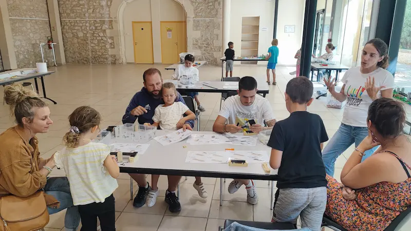Atelier sur notice avec des LEGO® lors d'une journée du patrimoine dans les Bouches-du-Rhône : enfants et familles assemblent un modèle conçu par Ludi Briques