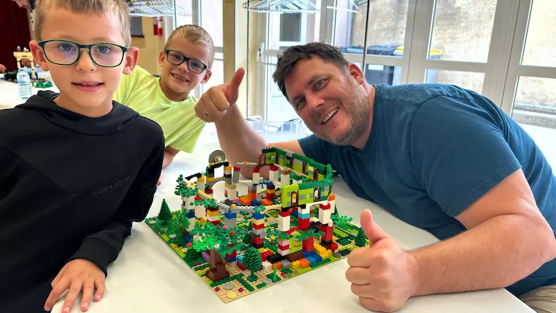 Animation LEGO® créative lors d'un événement en PACA : les participants construisent librement sur le thème choisi