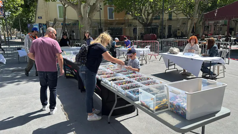 Équipes de participants en compétition de construction lors d'une animation façon LEGO MASTERS® en France