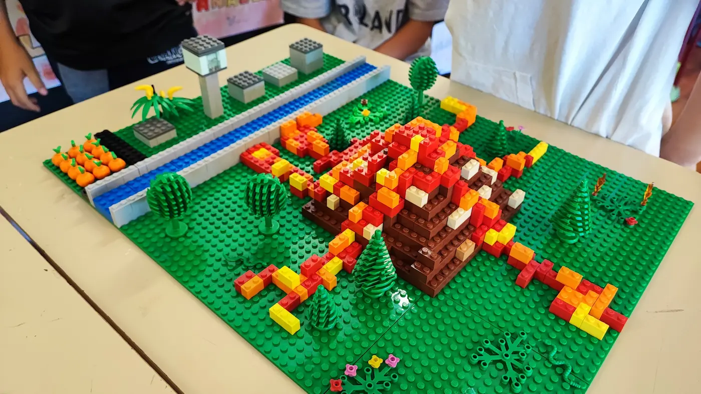 Hub collectivités 6 20/10/2026 Atelier de géologie en école : un volcan en briques LEGO® avec coulée de lave et tour de contrôle, construit par des élèves