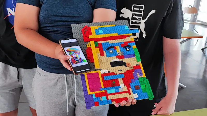 Sous-Hub écoles 6 21/10/2026 Animation école au lycée, atelier d'histoire de l'art : un élève présente sa mosaïque façon Picasso en briques LEGO®, à côté de son modèle sur téléphone