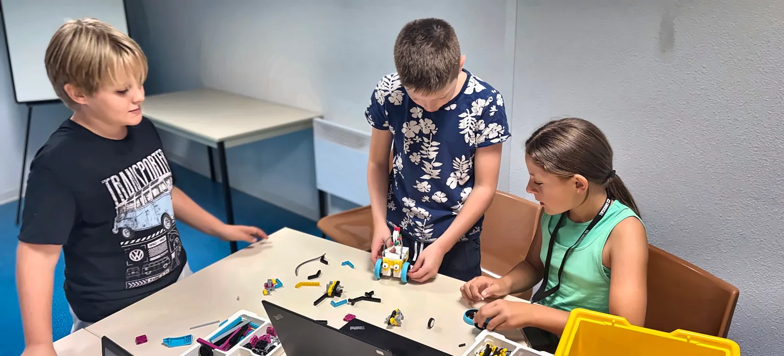 Club robotique à Salon-de-Provence : trois membres construisent et programment un robot en briques LEGO® avec un kit SPIKE™ Prime et des ordinateurs