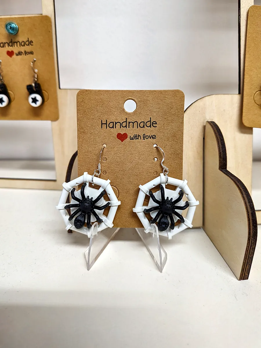 Boucles d'oreilles en argent 925 et pièce de briques LEGO®, bijou créé par Ludi Briques et exposé en boutique