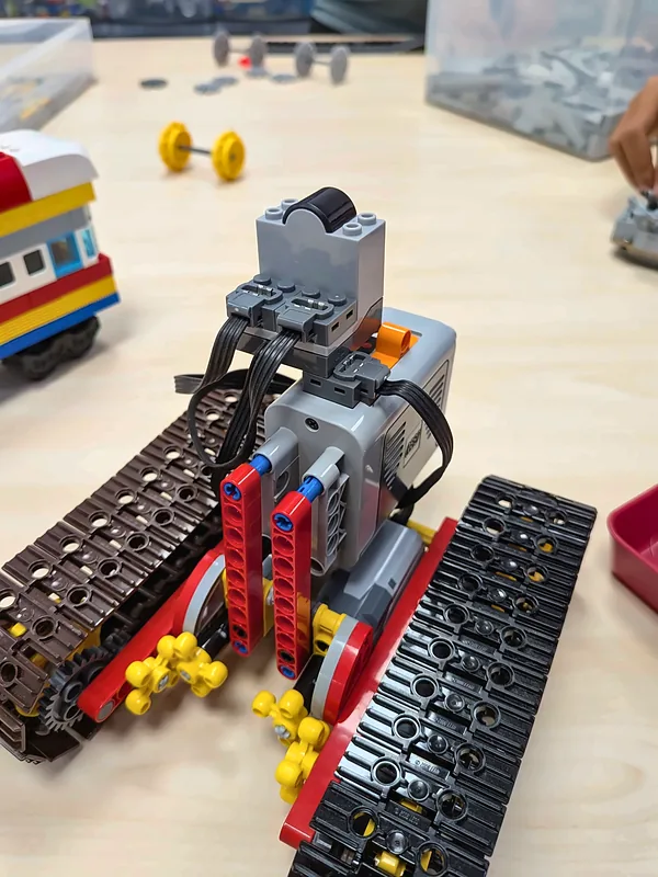 Engin à chenilles motorisé en briques LEGO® Technic avec bloc moteur, construit au club de Salon-de-Provence