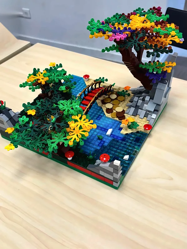 Diorama de forêt, rivière et pont rouge en briques LEGO®, construit par un membre du club