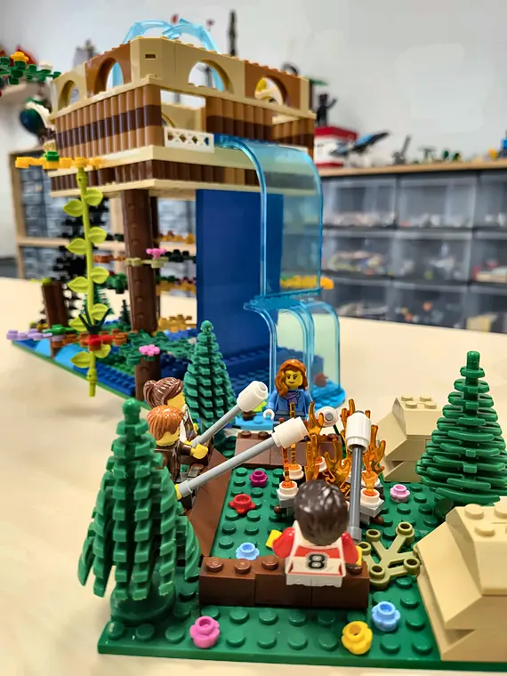Accès libre 9 20/10/2026 Cabane dans les arbres en briques LEGO® avec cascade transparente et feu de camp de minifigurines, construite en accès libre