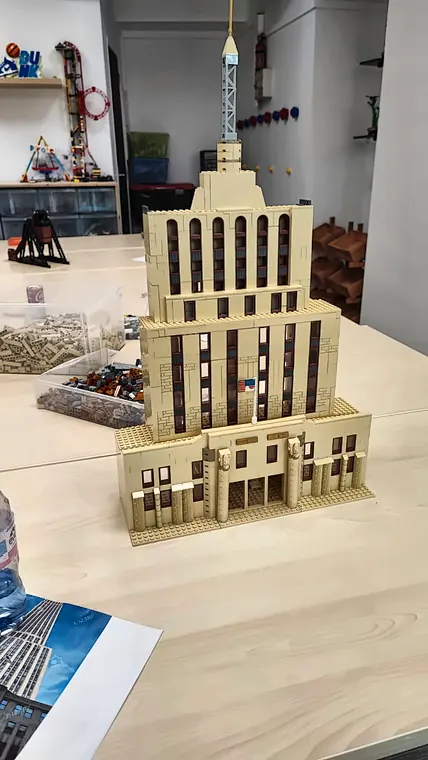 Accès libre 7 20/10/2026 Gratte-ciel art déco en briques LEGO® beiges, avec ses étages en retrait et son antenne, construit en accès libre