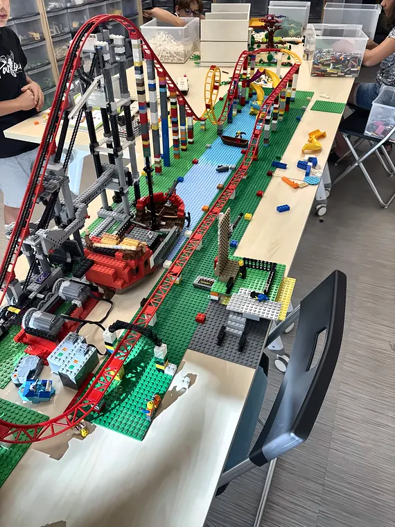 Accès libre 5 20/10/2026 Grande montagne russe motorisée en briques LEGO®, avec rails rouges, looping et bateau, construite à plusieurs en accès libre