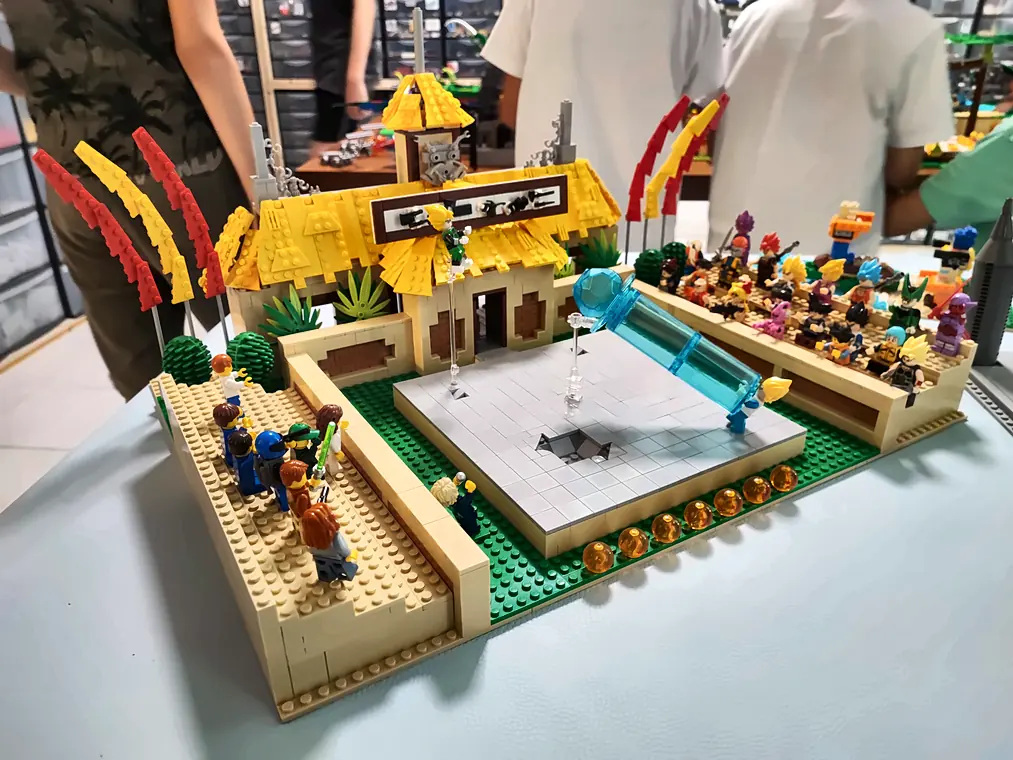 Stage vacances 16 20/10/2026 Arène du tournoi, dans Dragon Ball®, en briques LEGO® : toit jaune, tribunes remplies de minifigurines et fanions rouges et jaunes