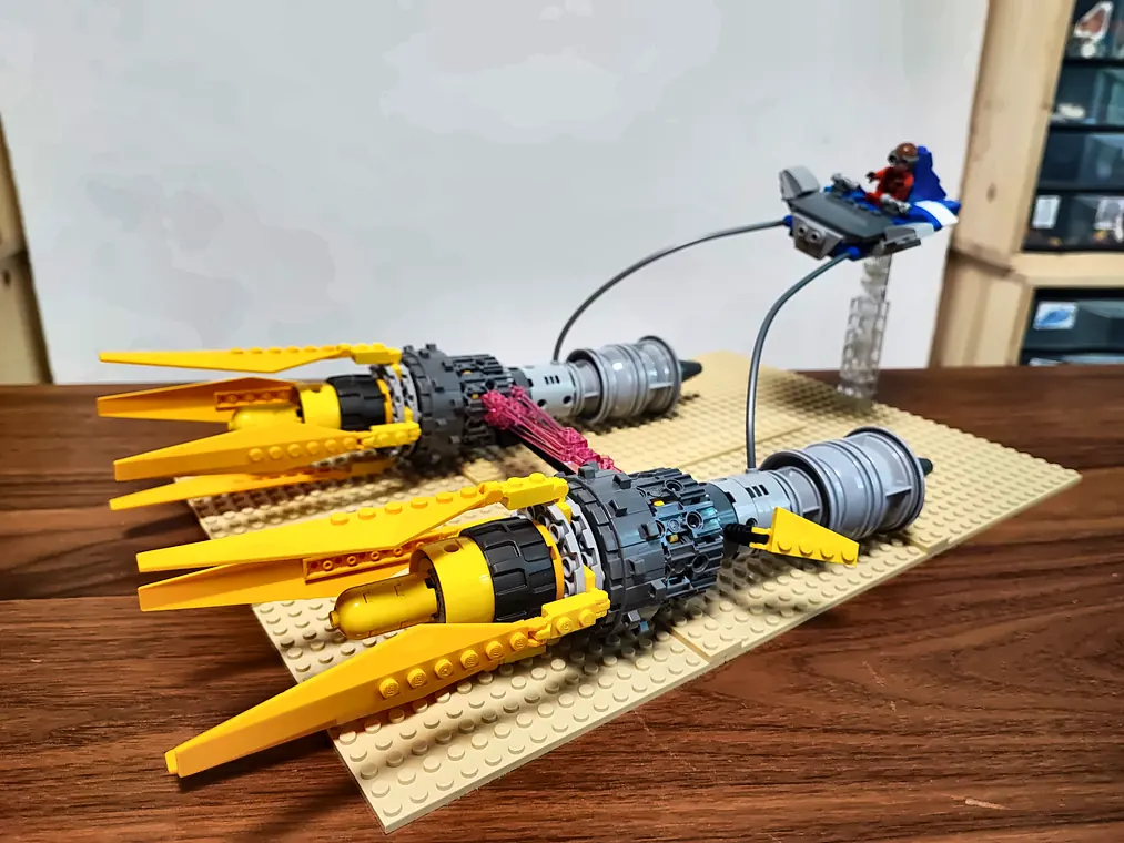 Stage vacances 11 20/10/2026 Module de course d'Anakin, dans Star Wars®, en briques LEGO® avec ses deux gros moteurs jaunes et un petit vaisseau suspendu