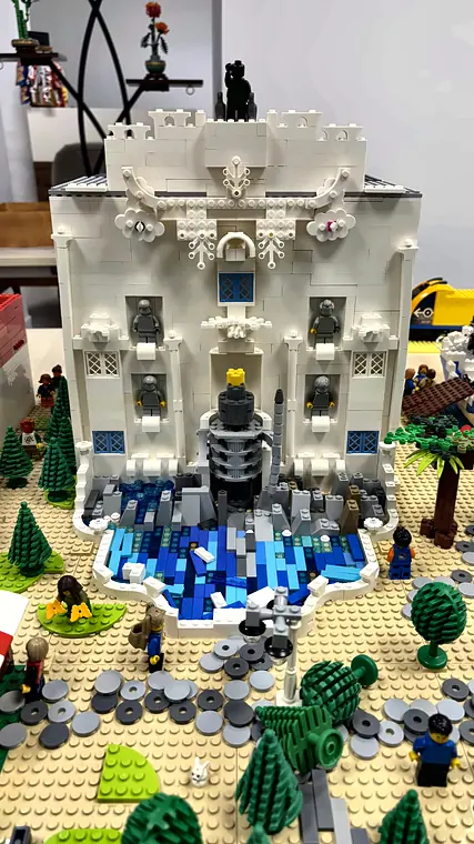 Stage vacances 14 20/10/2026 Fontaine de Trevi reproduite en briques LEGO® blanches, avec son bassin bleu et ses statues, dans un décor de place italienne