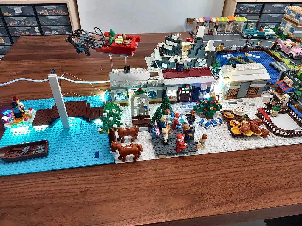 Stage vacances 13 20/10/2026 Village de Noël illuminé en briques LEGO®, au bord d'un lac, avec un traîneau, des sapins et des chevaux