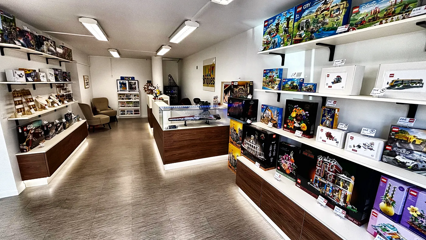 Intérieur du magasin de jouets Ludi Briques à Salon-de-Provence : rayons de boîtes LEGO® neuves et vitrine