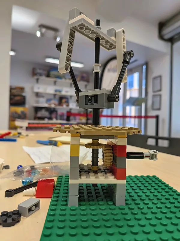 Mécanisme à engrenages et bras articulés en briques LEGO® Technic, construit au club de Salon-de-Provence