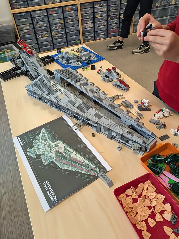 Grand vaisseau Star Wars de classe Venator reproduit en briques LEGO® par un membre du club, à partir d'une simple image imprimée