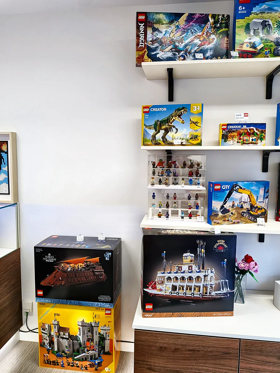 Rayon de figurines et de boîtes LEGO® neuves dans la boutique Ludi Briques