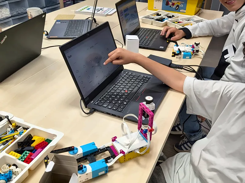 Robot à bras articulé et deux moteurs, construit avec un kit SPIKE™ Prime et piloté depuis un ordinateur, au club robotique de Salon-de-Provence