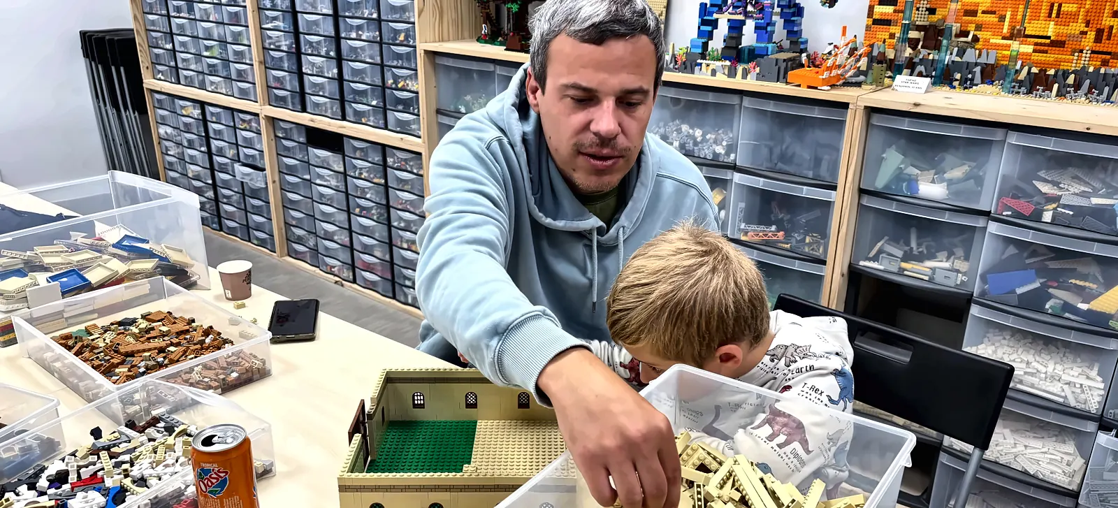 Accueil 5 20/10/2026 Un adulte et un enfant choisissent des briques LEGO® dans un bac, à l'accès libre du centre de Salon-de-Provence
