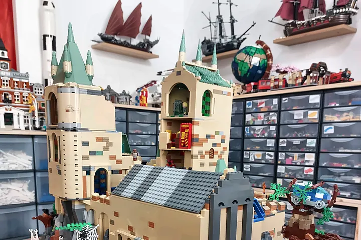 Château de Poudlard, dans Harry Potter®, en briques LEGO® avec tours, Grande Salle, forêt sombre et toiles d'araignée, construit pendant un stage vacances scolaires