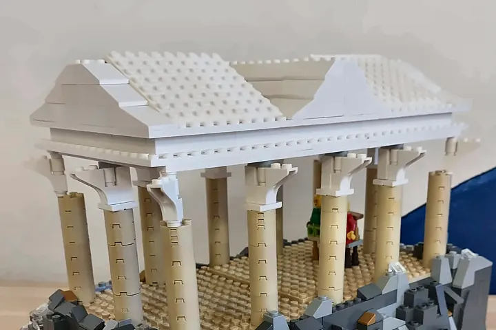 Temple grec à colonnes sur un rocher en briques LEGO® gris, construit pendant un stage vacances scolaires