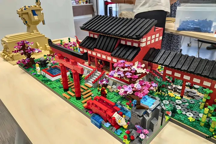 Temple japonais rouge, jardin de cerisiers et sphinx en briques LEGO®, construits pendant un stage vacances scolaires