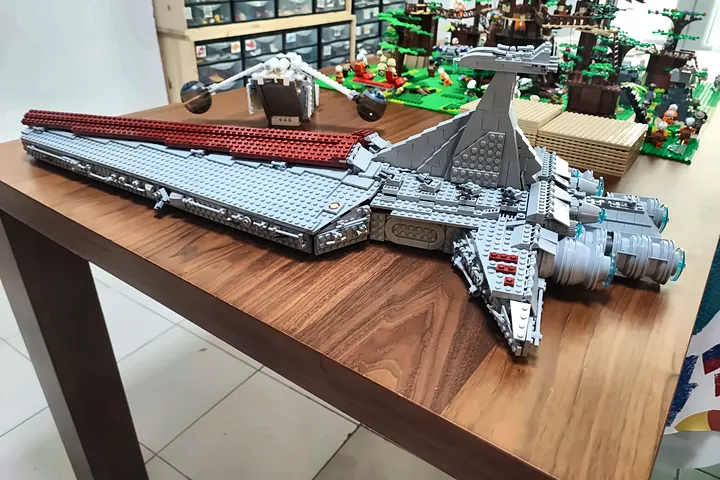 Grand vaisseau gris et rouge de la saga Star Wars® en briques LEGO®, posé sur une table, construit pendant un stage vacances scolaires