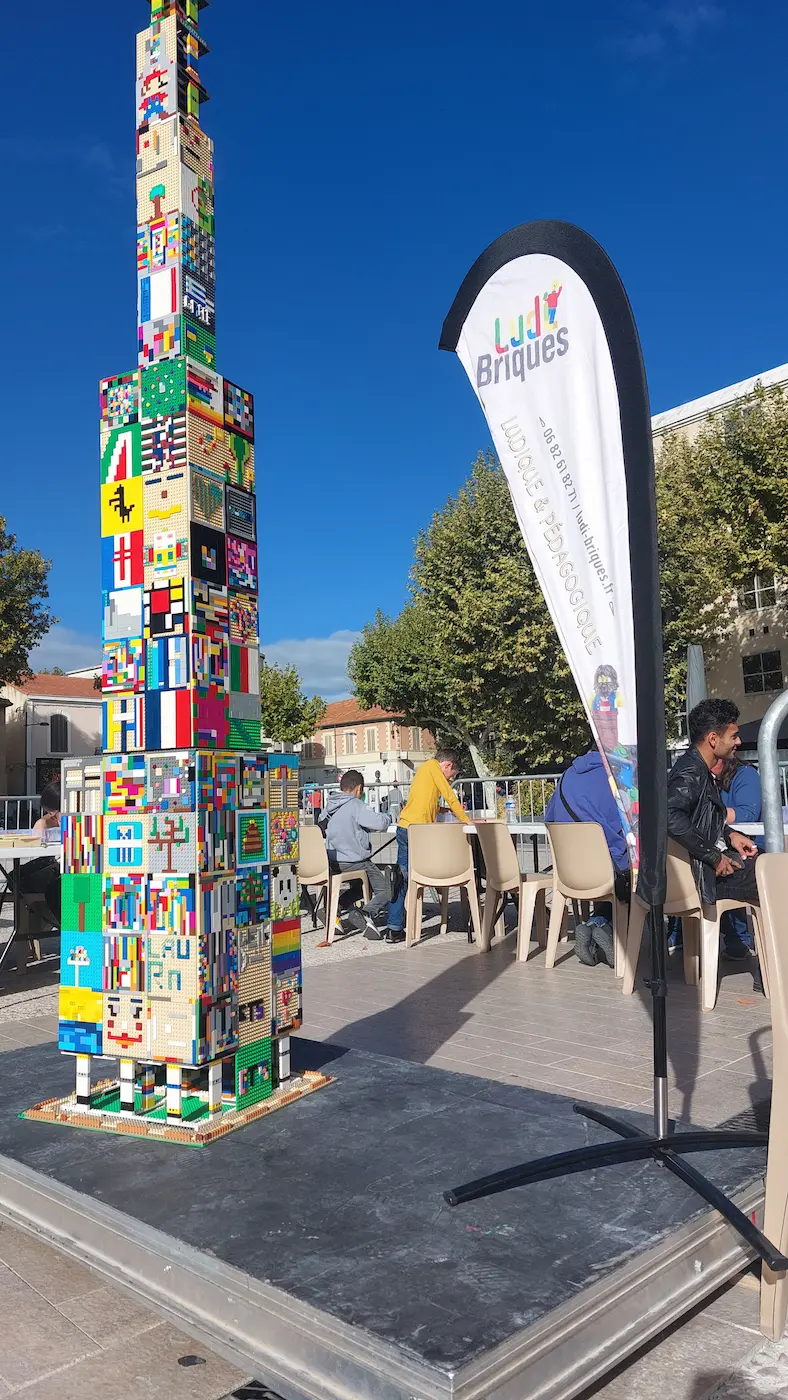 Accueil 12 20/10/2026 Tour collaborative de 2,71 m en briques LEGO®, construite plaque après plaque par les participants d'une animation