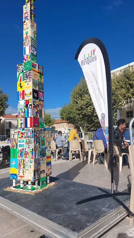 événementiel collectivités 13 20/10/2026 Tour collaborative LEGO® de 2,71 m couverte de créations libres construites par des visiteurs lors d'un événement