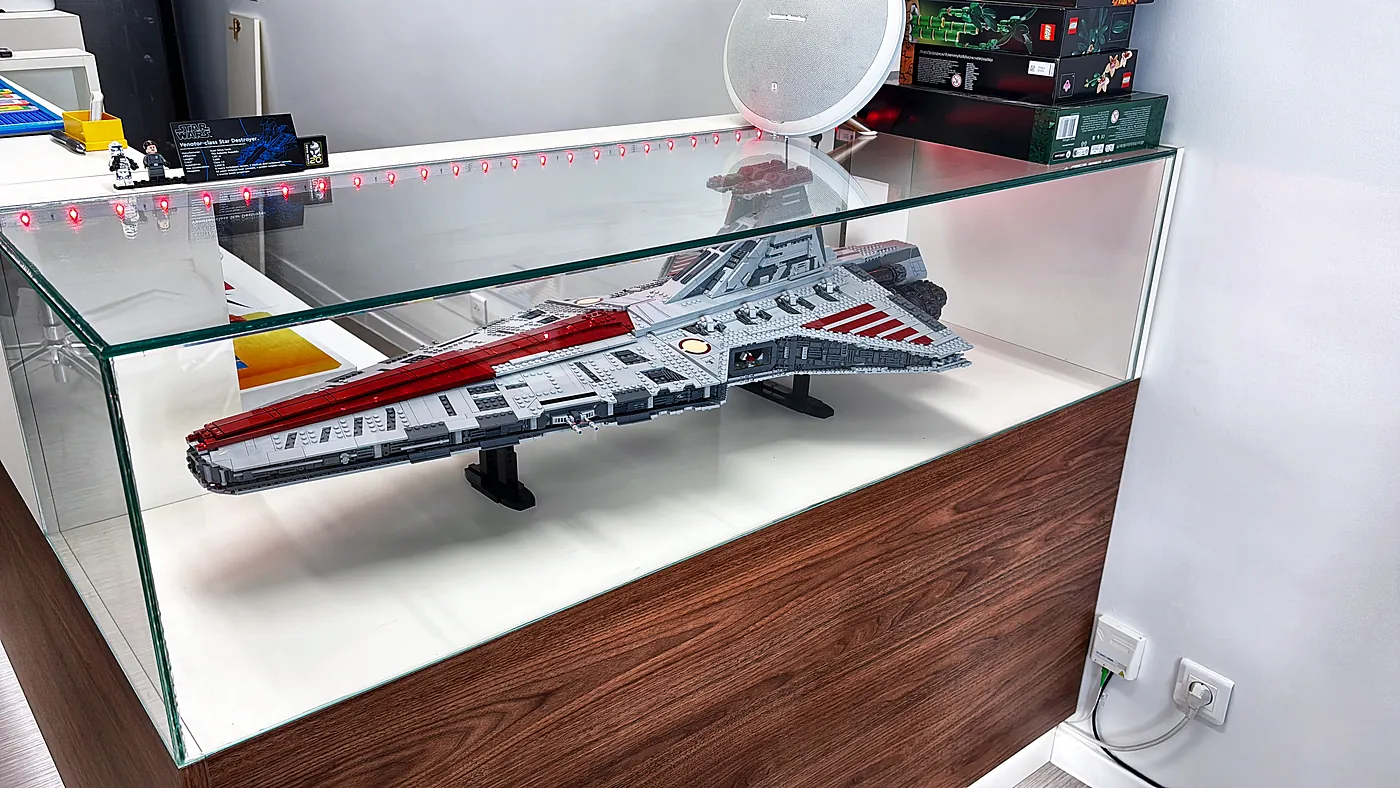 Vitrine en verre exposant un grand vaisseau en briques LEGO® au magasin de jouets de Salon-de-Provence